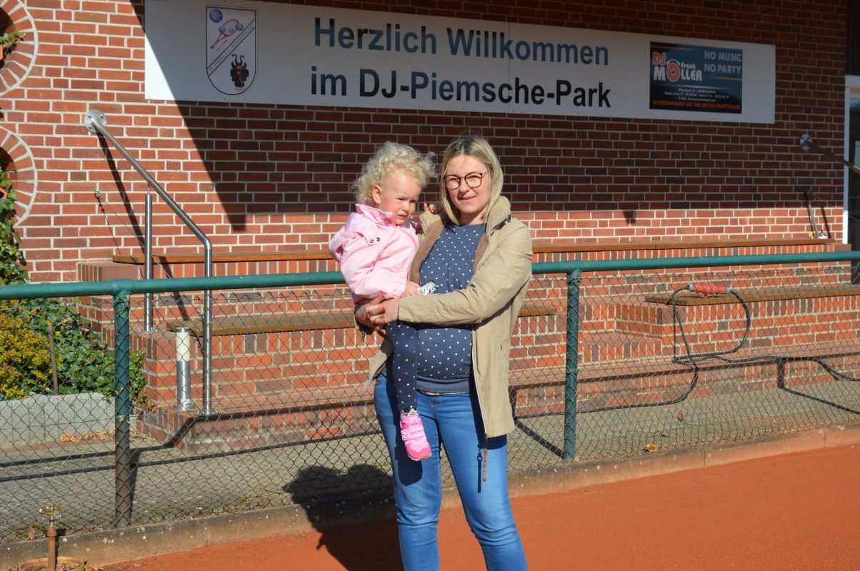 Vorsitzende Julia Wichmann hofft zusammen mit Tochter Leni auf einen baldigen Start der Tennissaison