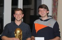 Heinz Vaske und Jan Hömmen mit dem Objekt der Begierde - dem Weltpokal!